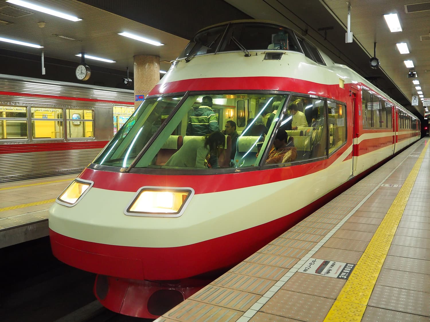 รถด่วนพิเศษ “Yukemuri” ของรถไฟนากาโนะเดนเท็ตสึที่สถานีนากาโนะ