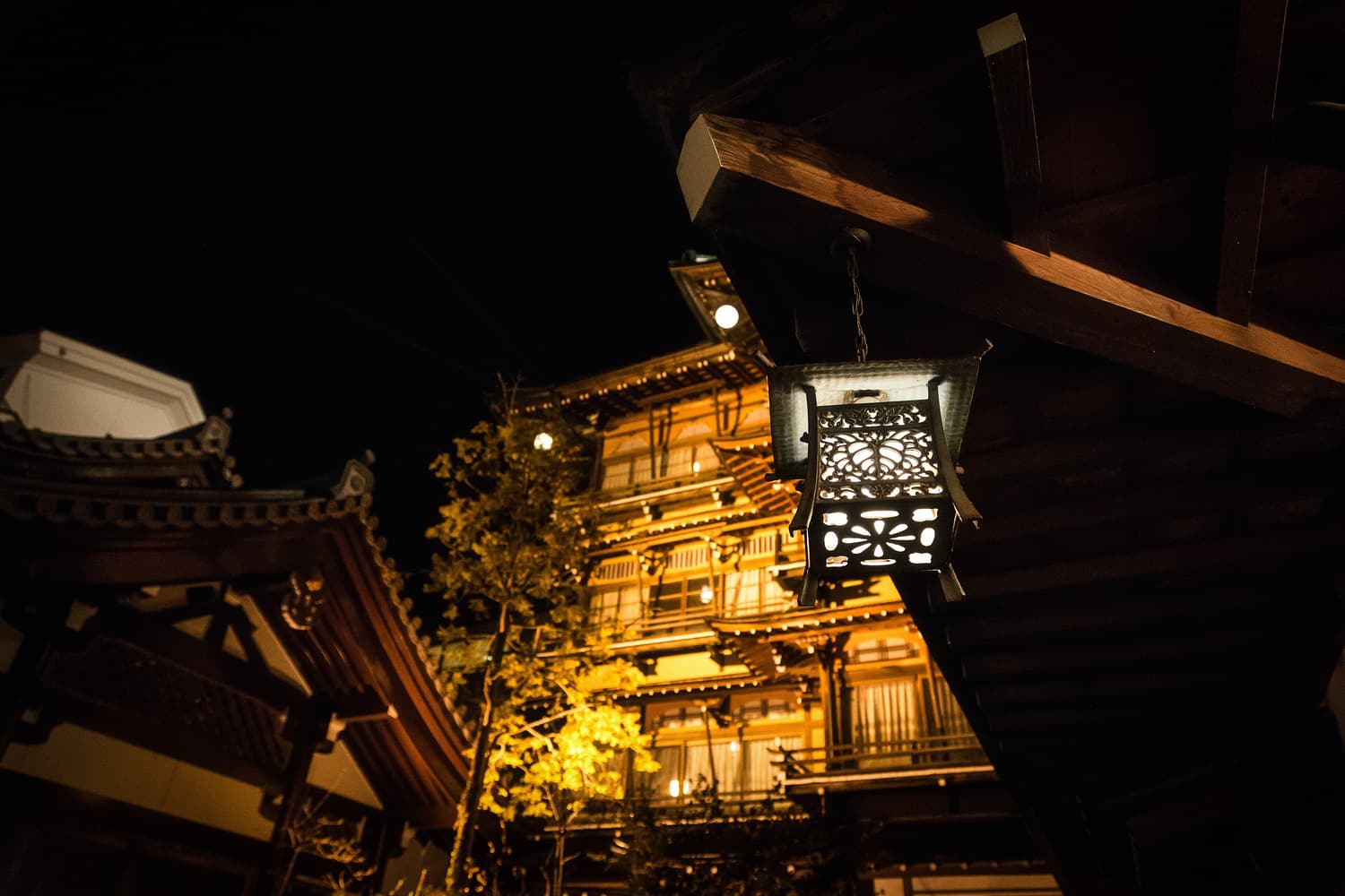 夜晚的澀溫泉：一盞燈籠與點燈的金具屋木造建築