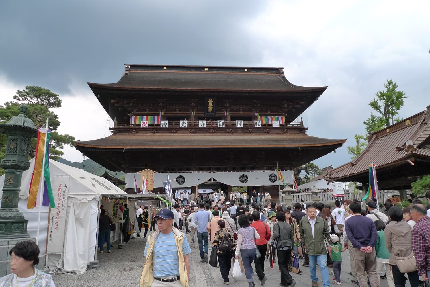 ผู้มาเยือนหน้าประตูซันมงของวัดเซ็นโคจิในนากาโนะ